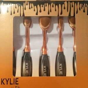 Kylie make up brushes